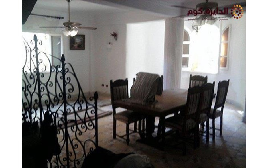 فيلا دورين يعلوها شقتان منفصلتان