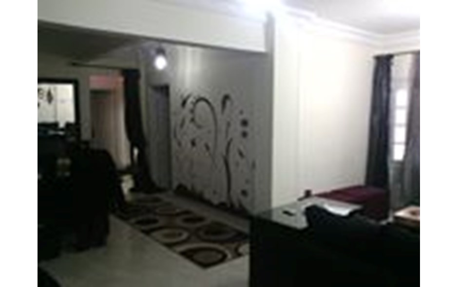 للبيع شقة بموقع متميز بالتجمع الأول