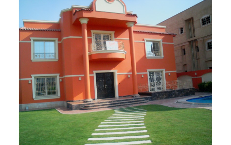 للبيع فيلا في مدينة الشروق تشطيب 5 ستارز بـحمام سباحة