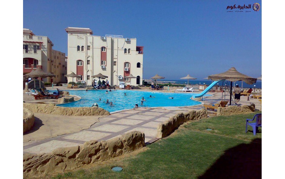 شالية 90م بأجمل بحر بقرية بالسخنة بالفرش والتكيفات والاجهزة الكهربائية مقدم 15% فقط 