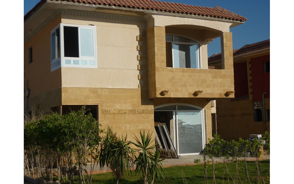 فيلا للبيع بأرقى كومباوند بالساحل الشمالى على البحر مباشرة