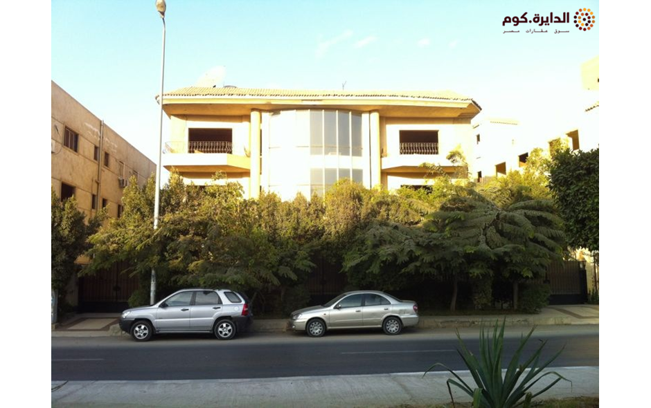 مبنى كامل بالتجمع الخامس 680 متر مساحة الارض  والدور مساحته 350 متر