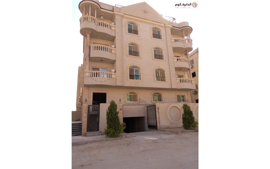 شقه 146م أرضي مرتفع في اكتوبر - السياحيه الرابعه - أمام مول العرب